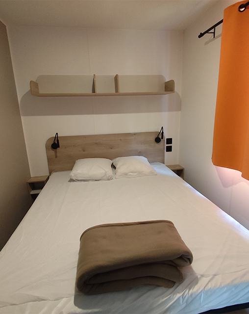 Le coin séjour des mobil-homes 2 chambres 5 personnes, en location au camping La Gabinelle près de Sérignan dans l’Hérault