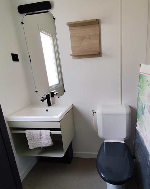 Le coin séjour des mobil-homes 2 chambres 5 personnes, en location au camping La Gabinelle près de Sérignan dans l’Hérault