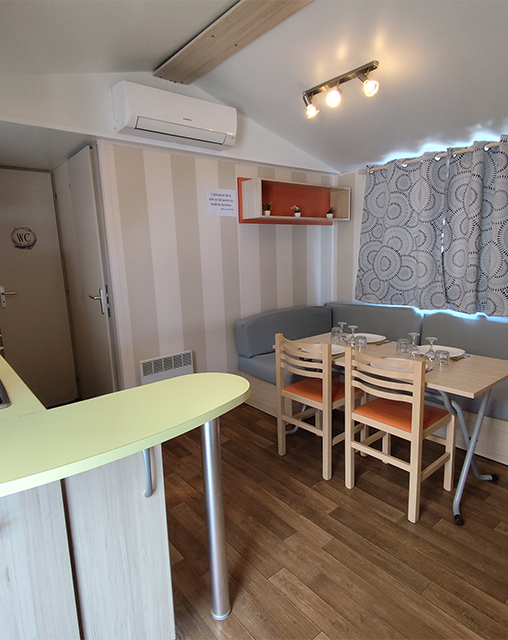 The lounge area in the mobile homes with 2 bedrooms for 5 people to rent at La Gabinelle campsite near Sérignan in the Hérault region