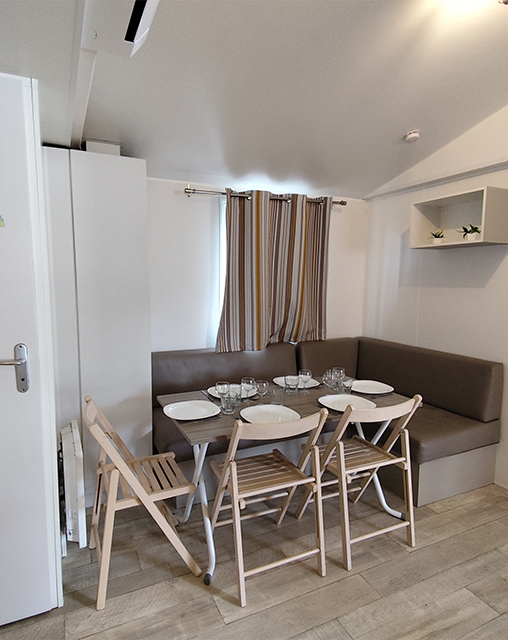 The lounge area in the mobile homes with 2 bedrooms for 5 people to rent at La Gabinelle campsite near Sérignan in the Hérault region