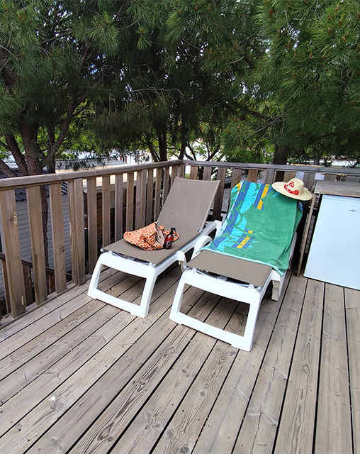 Die Sitzecke der Mobilheime mit 2 Zimmern für 5 Personen, zu vermieten auf dem Campingplatz La Gabinelle in der Nähe von Sérignan im Hérault